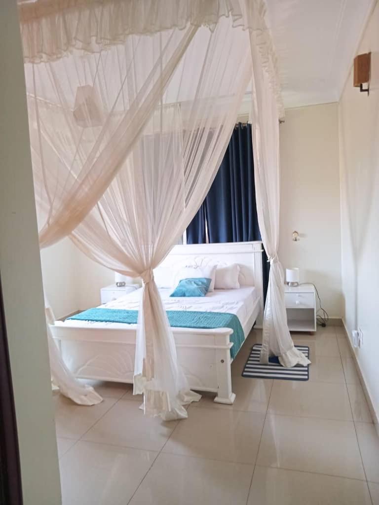 The Abode Apartments Lake View & Breakfast Suite Near Beach Entebbe Buitenkant foto
