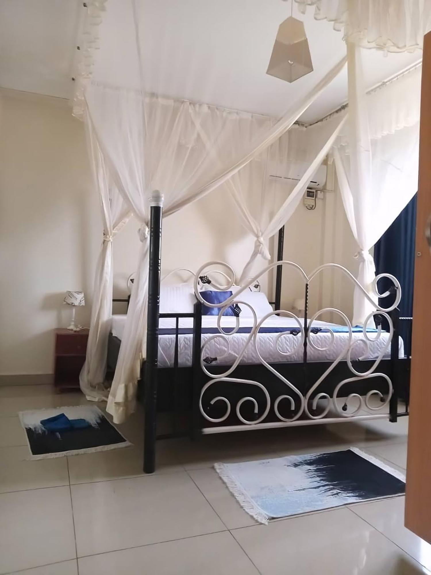 The Abode Apartments Lake View & Breakfast Suite Near Beach Entebbe Buitenkant foto
