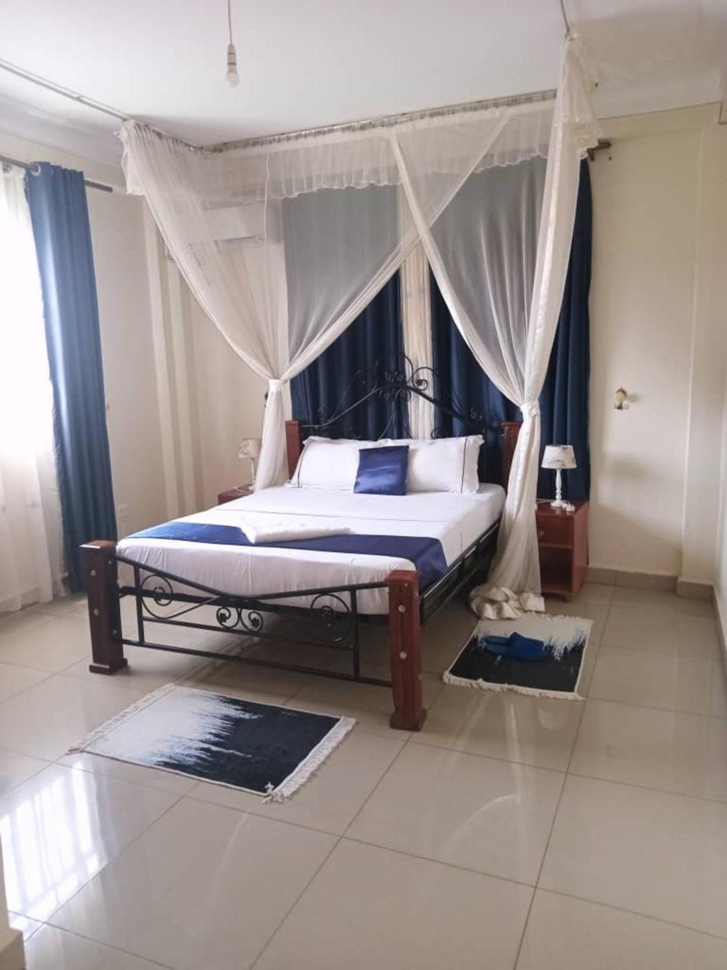 The Abode Apartments Lake View & Breakfast Suite Near Beach Entebbe Buitenkant foto